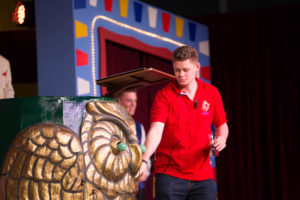 Bühnenmeister in Aktion